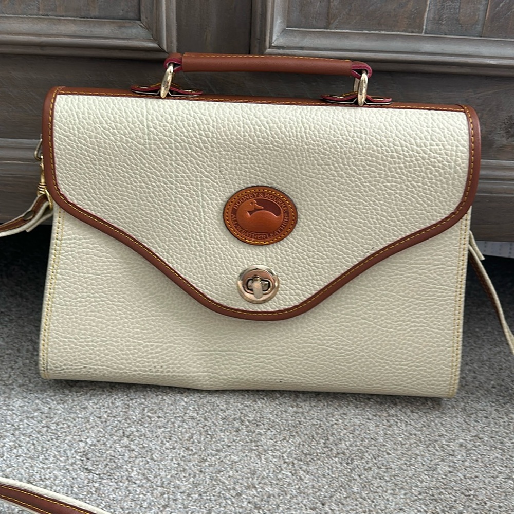 GENUINE VINTAGE DOONEY AND BOURKE CREAM COLORED MESSENGER BAG ENVELOPE STYLE